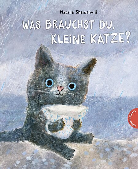 Das Buchcover zeigt eine niedliche graue Katze mit großen blauen Augen, die eine kleine Tasse hält. Der Hintergrund ist in sanften Blau- und Grautönen mit Regenschauern gestaltet.