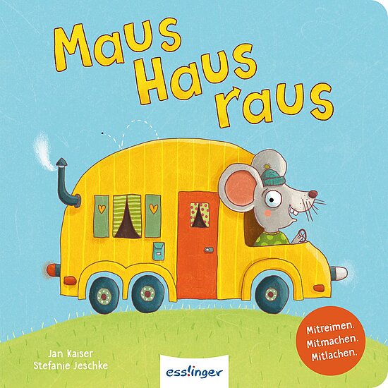 Das Buchcover zeigt ... ein gelbes Wohnmobil in Form eines Hauses auf gruenem Huegel vor blauem Himmel und eine laechelnde graue Maus am Steuer.
