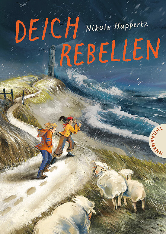 Das Buchcover zeigt zwei Kinder in wetterfester Kleidung, die an einem stürmischen Deich entlanggehen. Im Hintergrund ist ein Leuchtturm und eine Herde Schafe vor welliger, blauer See abgebildet.