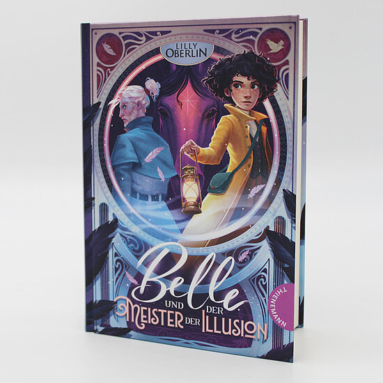 Das Buchcover zeigt ein Mädchen mit lockigem Haar und gelbem Mantel, das eine Laterne hält, vor einem violetten Pferdegesicht und einem Mann in blau.
