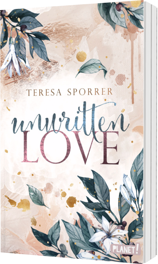 Das Buchcover zeigt einen sanften, hellen Hintergrund mit goldenen Sprenkeln. Im Vordergrund sind weiße und grüne Blätter sowie blühende Pflanzen abgebildet. Der Titel „unwritten LOVE“ steht in geschwungener Schrift in Dunkelrot und Blau.