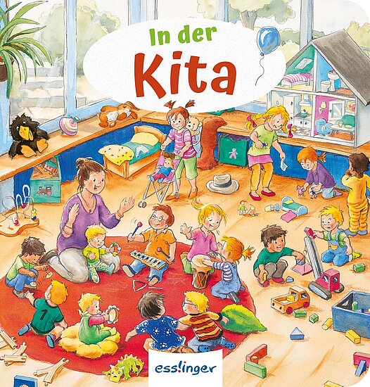 Das Buchcover zeigt eine bunte Kita-Szene mit fröhlichen Kindern, die spielen und musizieren. Eine Erzieherin begleitet sie, während Spielsachen und ein Puppenhaus sichtbar sind.
