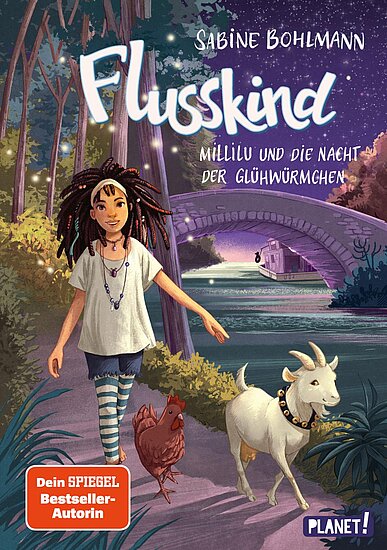 Das Buchcover zeigt ein Mädchen mit Dreadlocks, das entspannt am Fluss steht, umgeben von einer Ziege und einem Huhn. Der Nachthimmel ist mit glühenden Sternen geschmückt.