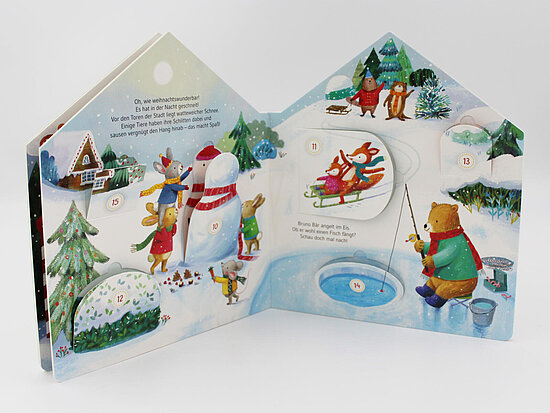 Das Buchcover zeigt eine verschneite Szene mit Tieren: ein Schneemann, spielende Maus und Fuchs auf Schlitten, ein Bär angelt am blauen Eis.