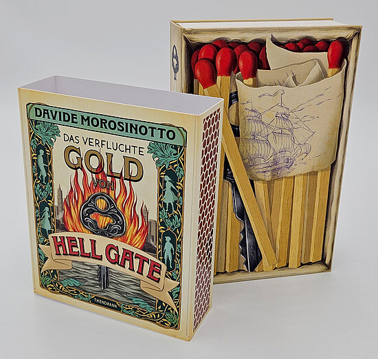 Das Buchcover zeigt eine gezeichnete Flamme und ein goldenes Siegel vor grünem Rahmen sowie im Hintergrund eine geöffnete Streichholzschachtel mit roten Köpfen.