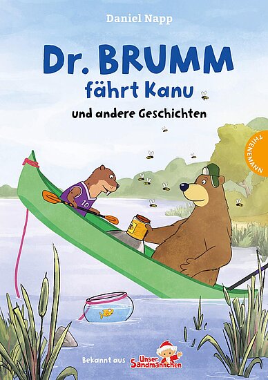 Das Buchcover zeigt einen Bären und ein kleines Tier im Kanu auf einem Fluss. Die Farben sind leuchtend, mit viel Grün und blauen Wasserflächen.