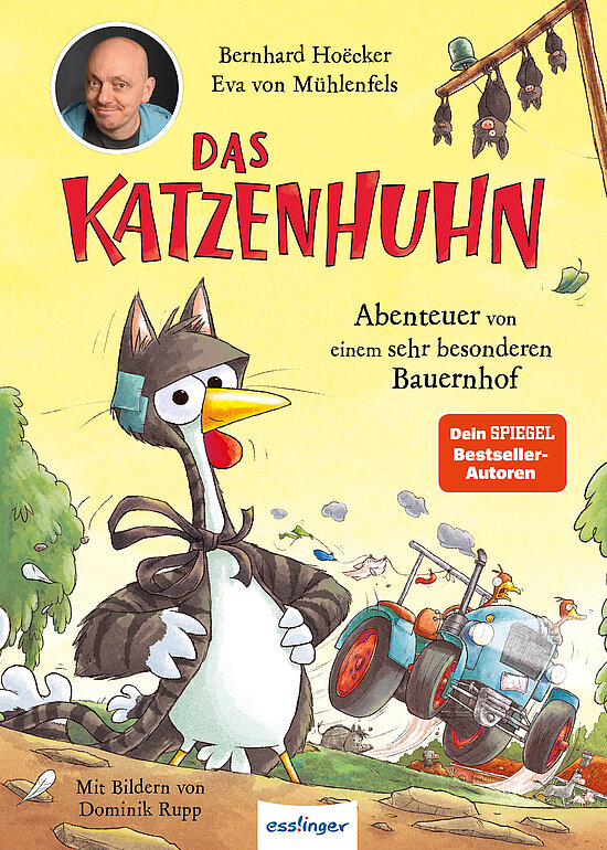 Das Buchcover zeigt ein lustiges Katzenhuhn mit einem schwarzen Hut und bunten Federn, das vor einer ländlichen Kulisse steht. Im Hintergrund sind ein Traktor, einige Bäume und fliegende Vögel zu sehen, während die Schriftzüge „Das Katzenhuhn“ und „Abenteuer von einem sehr besonderen Bauernhof“ dunkelrot hervorgehoben sind.