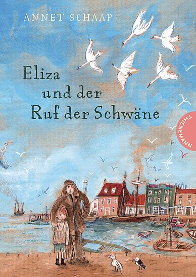 Das Buchcover zeigt Eliza und einen Mann in historischer Kleidung vor einem malerischen Hafen mit bunten Häusern, während Schwäne darüber fliegen. Der Himmel ist hellblau und die Szenerie strahlt eine verträumte Atmosphäre aus.