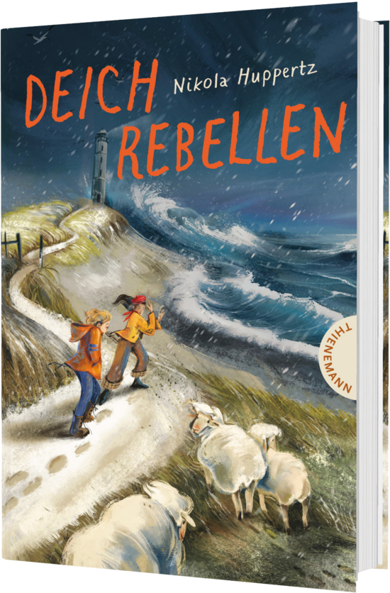 Das Buchcover zeigt zwei Kinder in wetterfesten Jacken, die an einer stürmischen Küste entlanglaufen. Im Hintergrund sind ein Leuchtturm und graue Wolken zu sehen. Schafe stehen auf der Weide.