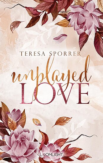 Das Buchcover zeigt einen sanften Hintergrund in Rosa- und Beigetönen, umrahmt von zarten, blühenden Blumen in Lila und Gold. Der Titel „unplayed LOVE“ ist elegant in geschwungener Schrift dargestellt.