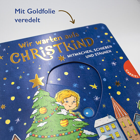 Das Buchcover zeigt … ein dunkelblaues Motiv mit goldenen Sternen, einen geschmückten Tannenbaum und ein blondes Kind, das dahinter hervorlugt.