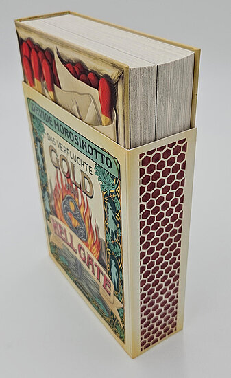 Das Buchcover zeigt eine vintage gestaltete Illustration mit Flammen, einer goldenen Schlange und roten Streichholzspitzen vor hellgrünem Hintergrund.