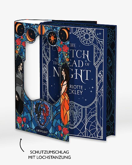 Das Buchcover zeigt ein Glasfenstermotiv mit zwei gegenüberstehenden Figuren, roten Rosen, Mondphasen, blauem Hintergrund und Drachenwappen.