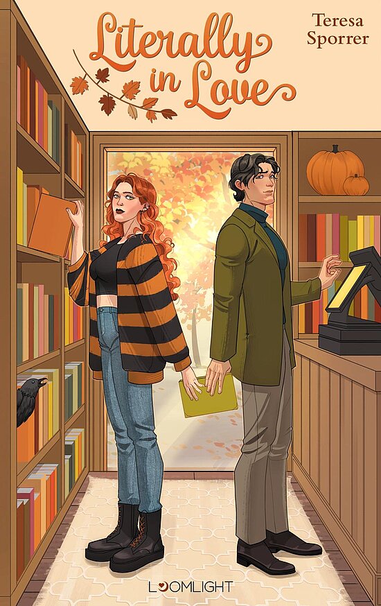 Das Buchcover zeigt zwei Rücken an Rücken stehende Figuren in einem Buchladen: eine rothaarige Frau, ein Mann in grün, Bücher, Kürbis und Herbstlaub.