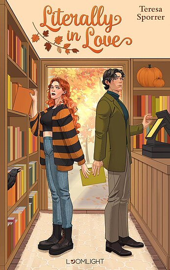 Das Buchcover zeigt zwei Rücken an Rücken stehende Figuren in einem Buchladen: eine rothaarige Frau, ein Mann in grün, Bücher, Kürbis und Herbstlaub.