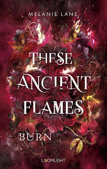 Das Buchcover zeigt einen mystischen Hintergrund in warmen Rottönen, umgeben von lila Blüten und flammenden Elementen. Der Titel „These Ancient Flames Burn“ ist in großen, eleganten Buchstaben platziert.