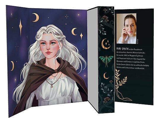Das Buchcover zeigt eine junge Frau mit silbernem Haar in weissem Kleid und braunem Umhang vor violettem Sternenhimmel mit goldenen Monden.