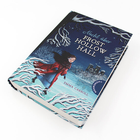 Das Buchcover zeigt ein Mädchen im roten Mantel auf Schnee, umgeben von weißen Ästen vor tiefblauem Nachthimmel und einem Herrenhaus.