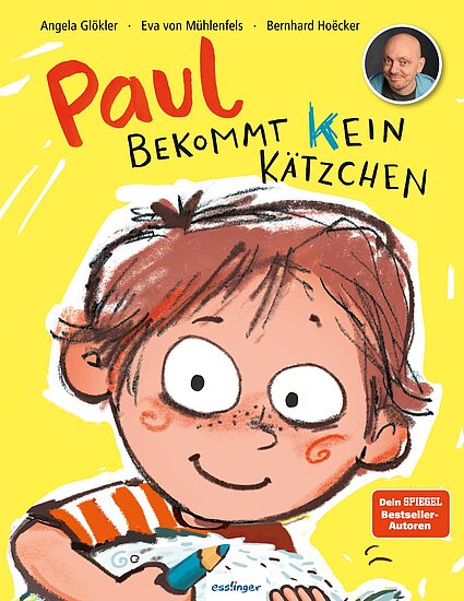 Das Buchcover zeigt einen fröhlichen Jungen mit braunen, wuscheligen Haaren und einem breiten Lächeln. Er hält einen bunten Stift und steht vor einem gelben Hintergrund mit dem Titel „Paul bekommt kein Kätzchen“ in großen, bunten Buchstaben.