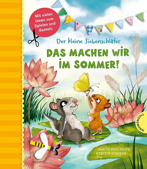Das Buchcover zeigt den kleinen Siebenschläfer und sein Freundchen, die im Grünen an einem Teich spielen, umgeben von blühenden Seerosen und bunten Fähnchen. Die dominante Farbe ist ein fröhliches Blau des Himmels und ein leuchtendes Grün der Pflanzenwelt.