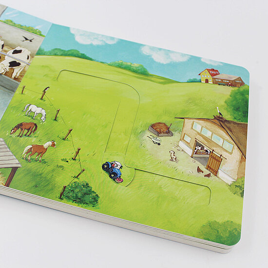 Das Buchcover zeigt eine gruene Bauernwiese mit Pferden, einem blauen Traktor, Stall mit Kuh und Huehnern sowie blauem Himmel mit Wolken.