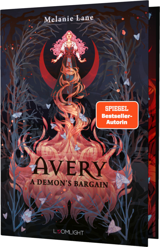 Das Buchcover zeigt eine junge, rotschöpfige Frau in einem eleganten roten Kleid, umgeben von dunklen Bäumen und leuchtenden Schmetterlingen. Im Hintergrund ist ein roter Mond zu sehen, der die mystische Atmosphäre verstärkt.