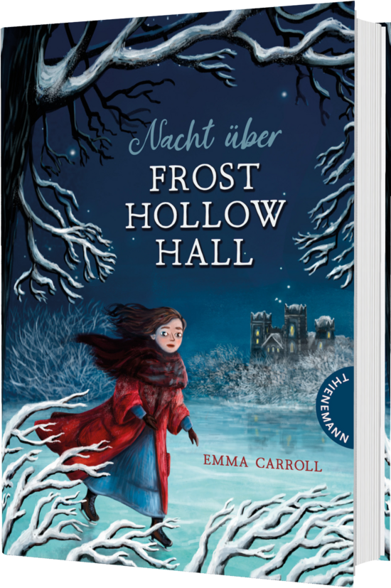 Das Buchcover zeigt ein winterliches Szenario mit schneebedeckten Bäumen. Eine junge, fröhliche Frau in einem roten Mantel läuft durch die Landschaft, im Hintergrund ist ein altes, mysteriöses Schloss zu sehen.