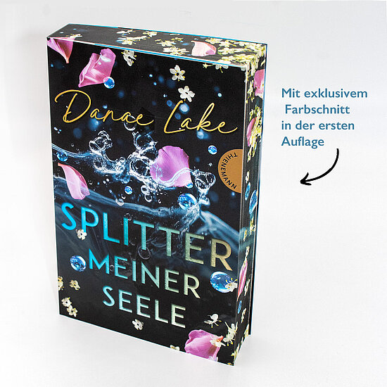 Das Buchcover zeigt ein schwarzes Cover mit blauen Wasserspritzern, rosa Rosenblättern und kleinen weißen Blüten, mit türkisfarbener Titelschrift.