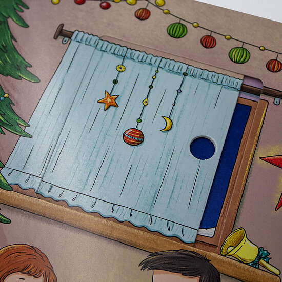 Das Buchcover zeigt einen hellblauen Vorhang mit Stern, Mond und Kugel als Schmuck, Lichterkette, Tannenbaum und Kinderköpfe.