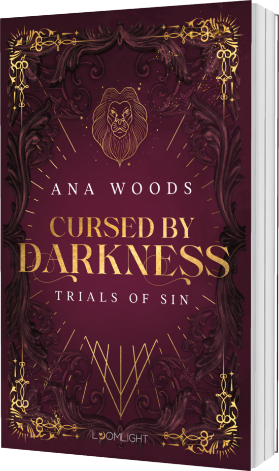 Das Buchcover zeigt einen tiefblauen Hintergrund mit goldenen Verzierungen und einem Löwen-Symbol. Der Titel „Cursed by Darkness“ ist in eleganter Schriftart hervorgehoben.