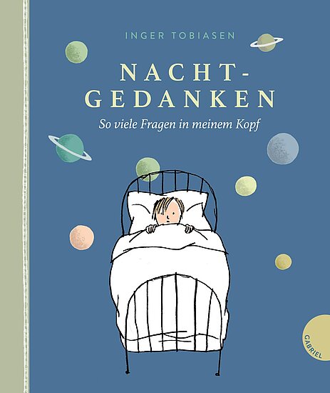 Das Buchcover zeigt … ein Kind unter weißer Decke in einem Bett vor blauem Hintergrund, umgeben von bunten Planeten und einem hellgrünen Rand.
