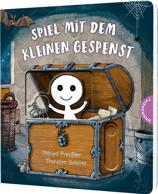 Das Buchcover zeigt eine freundliche, runde Gestalt mit einem großen, lächelnden Gesicht, die aus einer geöffneten Schatztruhe schaut. Im Hintergrund sind Spinnenweben, Fledermäuse und eine gruselige Umgebung in gedeckten Farben zu sehen.