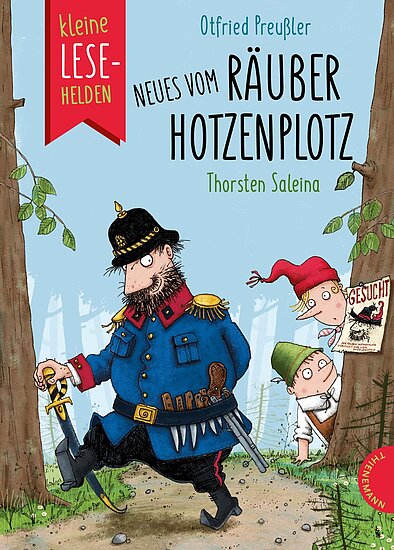 Das Buchcover zeigt den Räuber Hotzenplotz in einer blauen Uniform mit rotem Kragen, umgeben von Bäumen. Im Hintergrund stehen zwei Kinder, einer mit rotem Hut und der andere mit einer Suchanzeige.