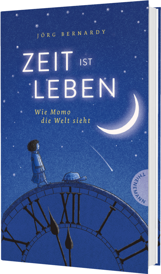 Das Buchcover zeigt einen Jungen, der auf einem großen Ziffernblatt steht, umgeben von einem tiefblauen Nachthimmel mit Sternen und einem Halbmond. Der Titel „ZEIT IST LEBEN“ steht in großen, leuchtenden Buchstaben oben.
