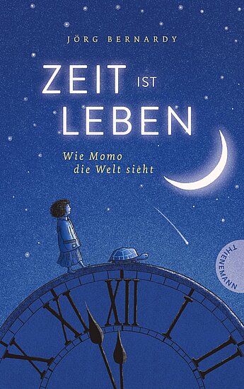 Das Buchcover zeigt einen Jungen mit lockigen Haaren, der auf einer großen Uhr sitzt und in den nächtlichen Himmel schaut. Der Hintergrund ist in sanften Blau- und Lilatönen gehalten, während ein heller Mond und einige Sterne sichtbar sind.