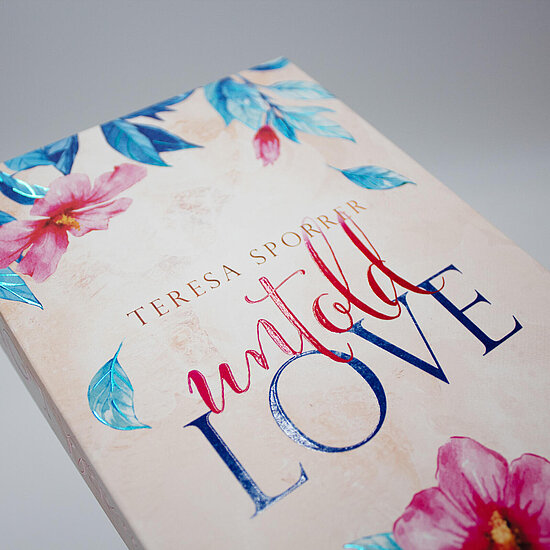 Das Buchcover zeigt ... einen hellen cremehintergrund mit pinken Blumen, blauen Blaettern und handschriftlichem Titel in Rot und Dunkelblau.