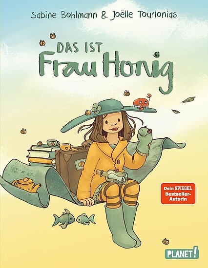 Das Buchcover zeigt eine fröhliche Frau mit braunen Haaren in einem gelben Anzug und einem blauen Hut, umgeben von kleinen Tieren und Fischen. Der Hintergrund ist in sanften Farben gehalten, was eine einladende Atmosphäre schafft.
