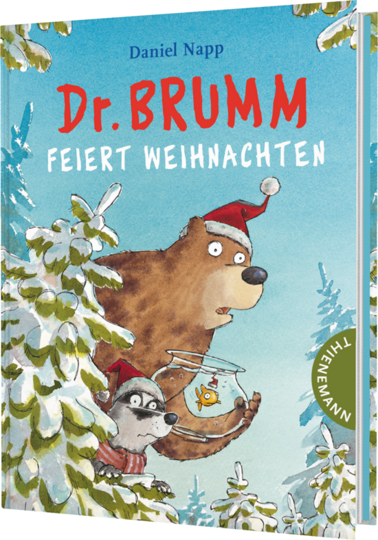 Das Buchcover zeigt einen freundlichen Bären mit einer Weihnachtsmütze, der ein Glas mit einem kleinen Fisch hält. Neben ihm steht ein neugieriger Waschbär, umgeben von schneebedeckten Tannen und einem blauen Himmel.