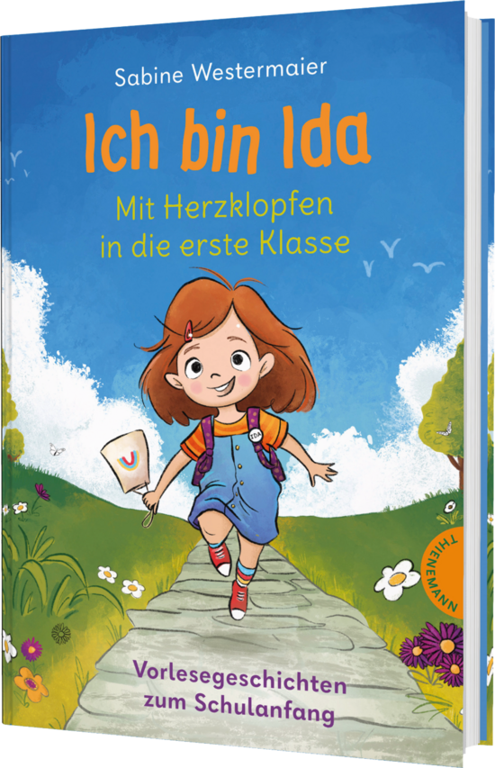 Das Buchcover zeigt ein fröhliches Mädchen mit braunen Haaren, das auf einem Weg läuft. Im Hintergrund sind grüne Wiesen und ein blauer Himmel zu sehen.