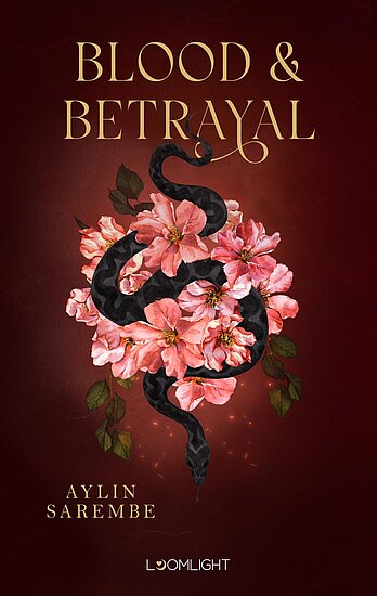 Das Buchcover zeigt auf einem tief roten Hintergrund eine schwarze Schlange, die sich elegant um eine Ansammlung rosa Blumen windet. Der Titel „BLOOD & BETRAYAL“ ist in goldener Schrift am oberen Rand platziert.