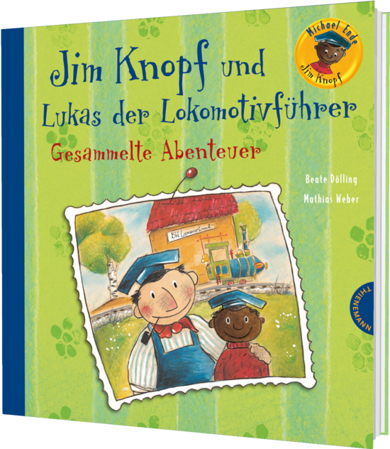 Das Buchcover zeigt eine farbenfrohe Illustration mit Jim Knopf und Lukas, die beide in blauen Uniformen mit Mützen dargestellt sind. Im Hintergrund ist ein rotes Gebäude mit einem Schornstein und einer Lokomotive zu sehen, umgeben von grünen Wiesen und blauen Himmel.