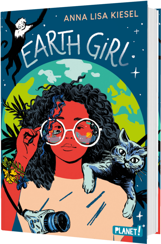 Das Buchcover zeigt ein junges Mädchen mit lockigem, schwarzem Haar und einer roten Hautfarbe, die eine Kamera hält. Umgeben von Pflanzen und einem Kätzchen hebt sich der Schriftzug „EARTH GIRL“ in blauer Schrift ab.