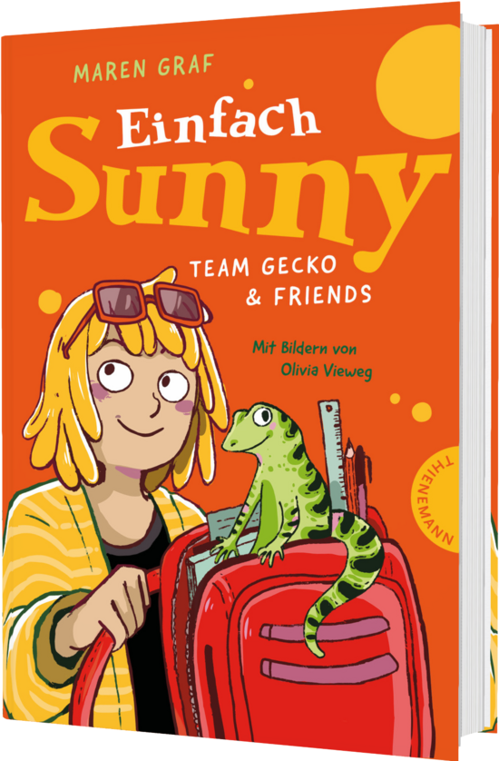 Das Buchcover zeigt ein Mädchen mit blonden, lockigen Haaren und Sonnenbrille, das neben einem roten Rucksack steht. Auf ihrer Schulter sitzt ein grüner Gecko, umgeben von orangenen und gelben Kreisen.