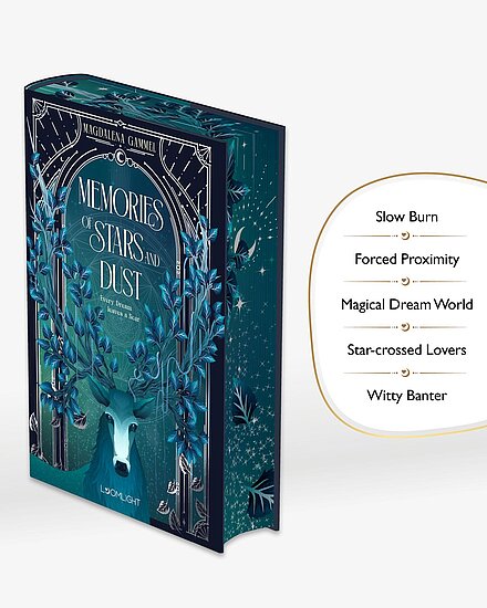 Das Buchcover zeigt einen stilisierten blauen Hirsch vor dunkelgrünem, sternenbesetztem Hintergrund, umrahmt von floralen Geweihorn Elementen.