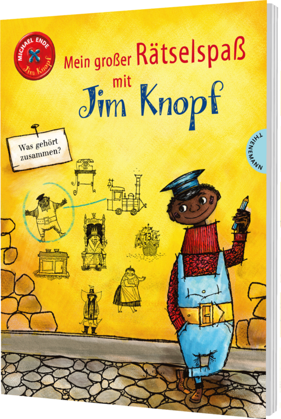 Das Buchcover zeigt Jim Knopf in blauer Arbeitskleidung und mit einem Hut, umgeben von verschiedenen Illustrationen, die Szenen und Figuren aus seiner Welt darstellen. Der Hintergrund ist gelb und enthält einen Text, der zum Rätseln einlädt.
