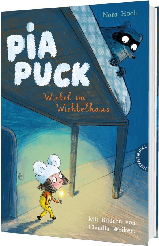 Das Buchcover zeigt ein Mädchen mit einer Tiermütze, das neugierig unter einem Tisch schaut. Im Hintergrund ist ein Wichtel mit einem Stock zu sehen, die Farben sind lebhaft in Blau und Orange.