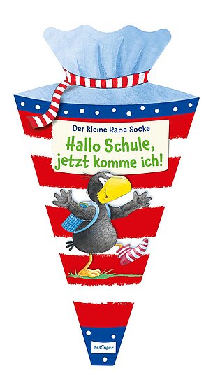 Das Buchcover zeigt den kleinen Raben Socke mit einem fröhlichen Gesicht, der auf einer bunten Schultüte steht. Die Schultüte ist rot mit weißen Streifen und hat oben eine blaue Kappe.