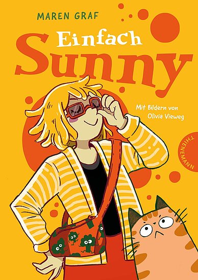 Das Buchcover zeigt ein hellgelbes Design mit einer fröhlichen Figur, die eine Sonnenbrille trägt, und eine gestreifte Jacke anhat. Neben ihr sitzt eine große, freundliche Katze mit einem marmorierten Muster.