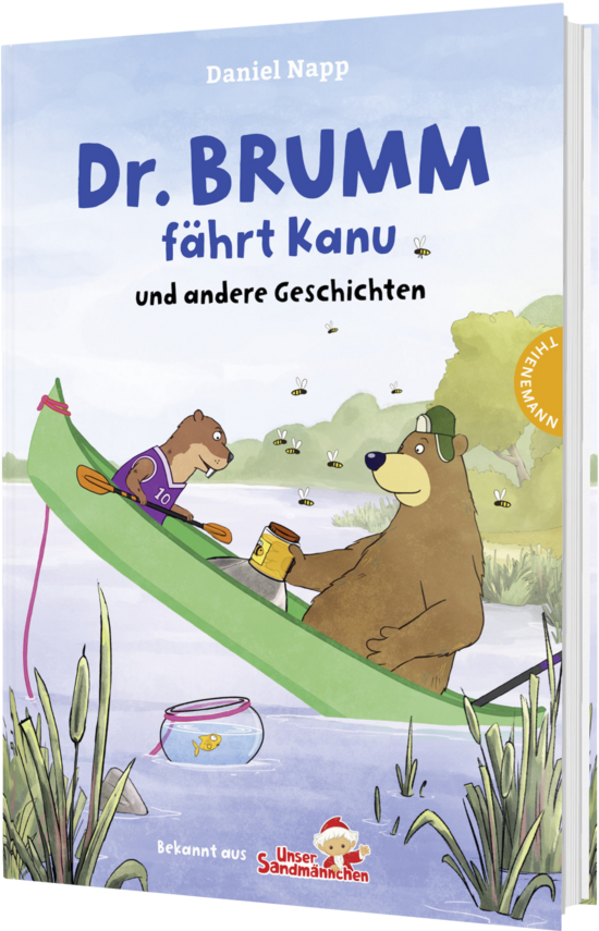 Das Buchcover zeigt einen Bären und ein kleines Tier im Kanu auf einem Gewässer. Der Bär hält einen Honigtopf, umgeben von Bienen und einer grünen Landschaft.