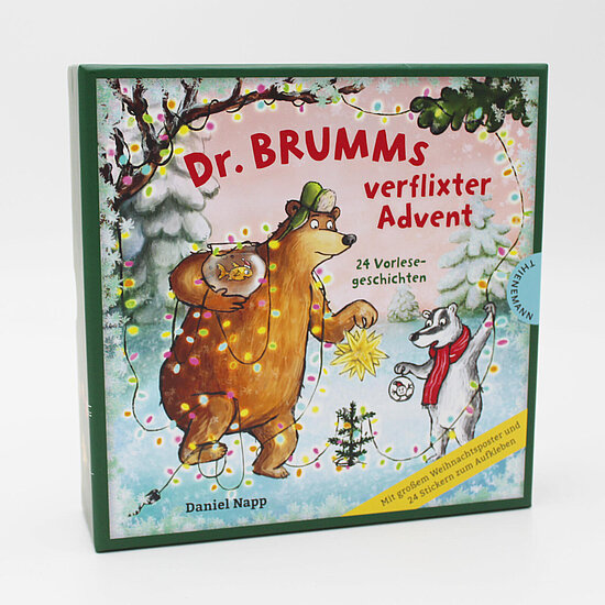 Das Buchcover zeigt einen braunen Bären mit Lichterkette und Stern sowie ein kleines weißes Tier mit rotem Schal vor verschneiten Tannen.